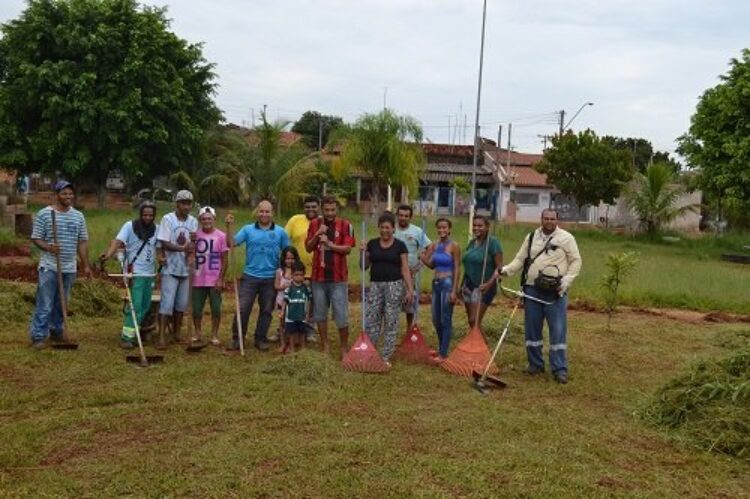 Inspirados no projeto “Pintou Limpeza”, moradores do Parque Ester limpam Praça