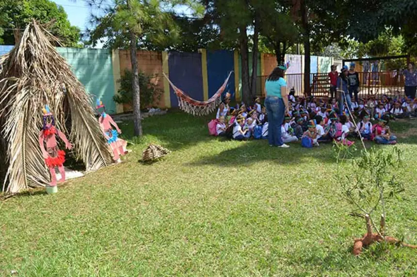 Alunos de escola da rede municipal de ensino participam de atividades em comemoração do Dia do Índio