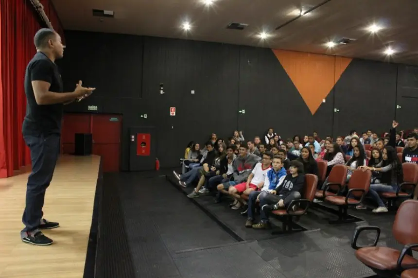 Vicente Lenílson dá palestra para alunos da rede municipal de ensino