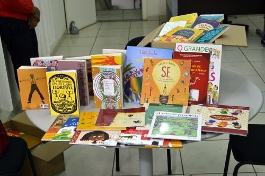 Biblioteca de Cosmópolis recebe grande doação de livros