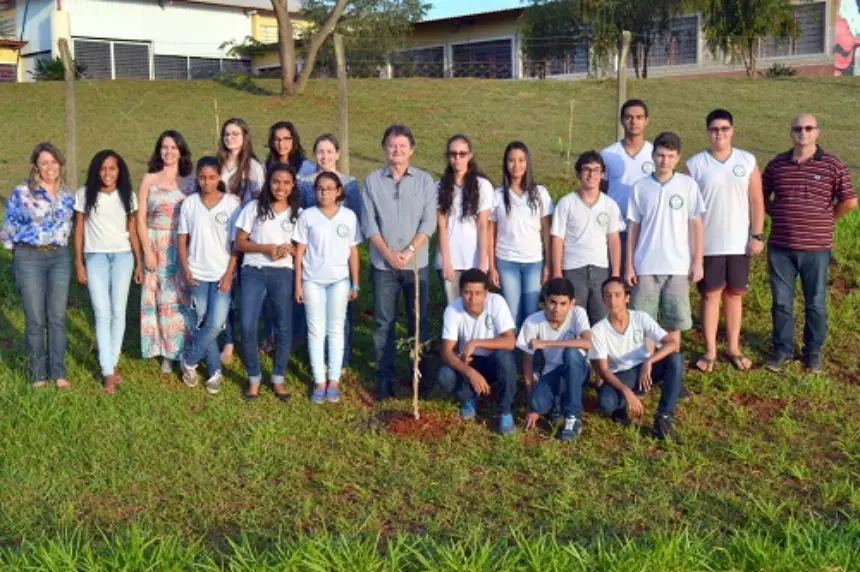 Meio Ambiente e Educação plantam árvores no dia da água