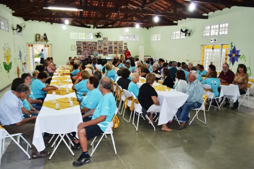 Clube da Terceira Idade realiza almoço em homenagem ao Dia das Mães