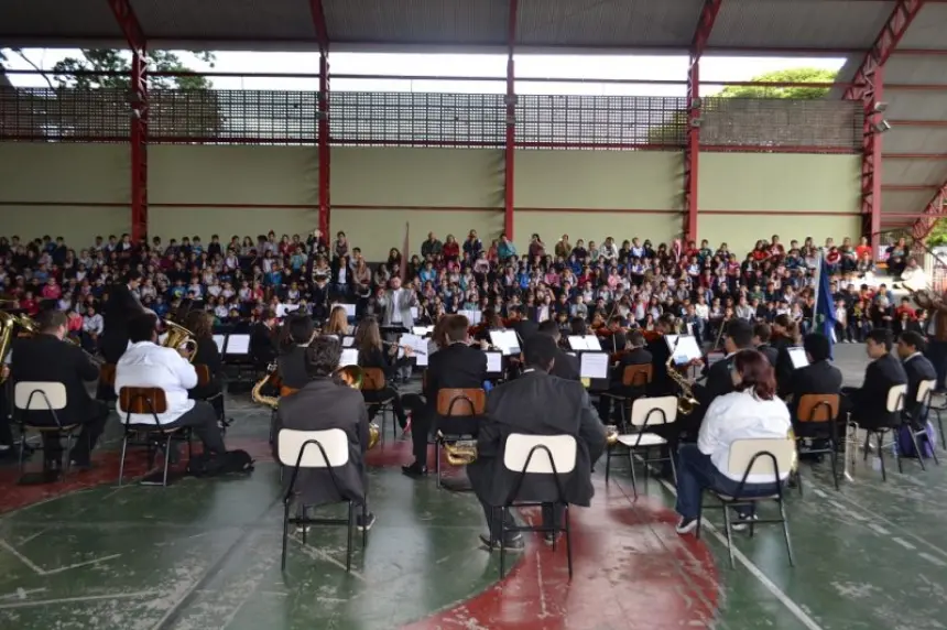 ﻿EMEB Rodrigo Octávio Langaard Menezes recebe orquestra em homenagem aos 92 anos de história