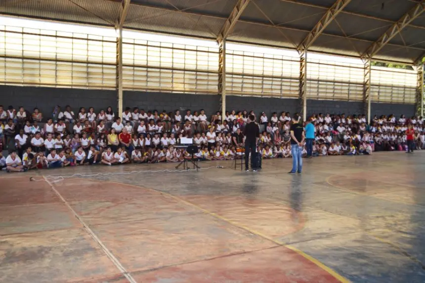 Compositor do hino da EMEB Estudante Ximena Coelho Pereira visita a escola