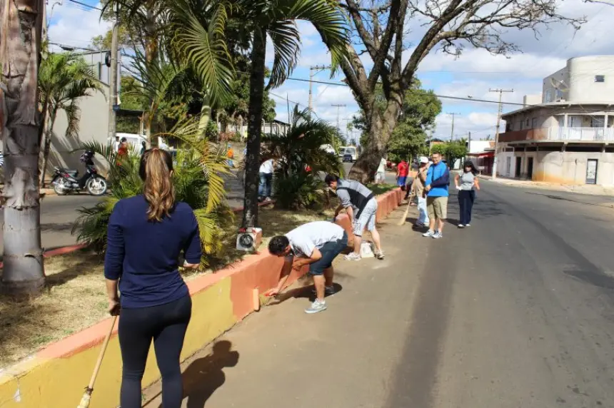 Oitavo mutirão Pintou Limpeza é realizado no canteiro central da Avenida Centenário do Dr. Paulo de Almeida Nogueira