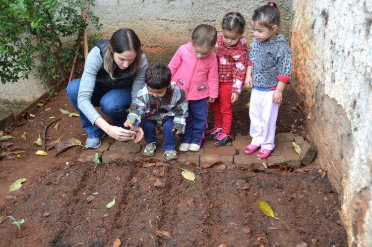 Alunos da EMEB Alairce Ciani Deangelo participam de plantio de hortaliças