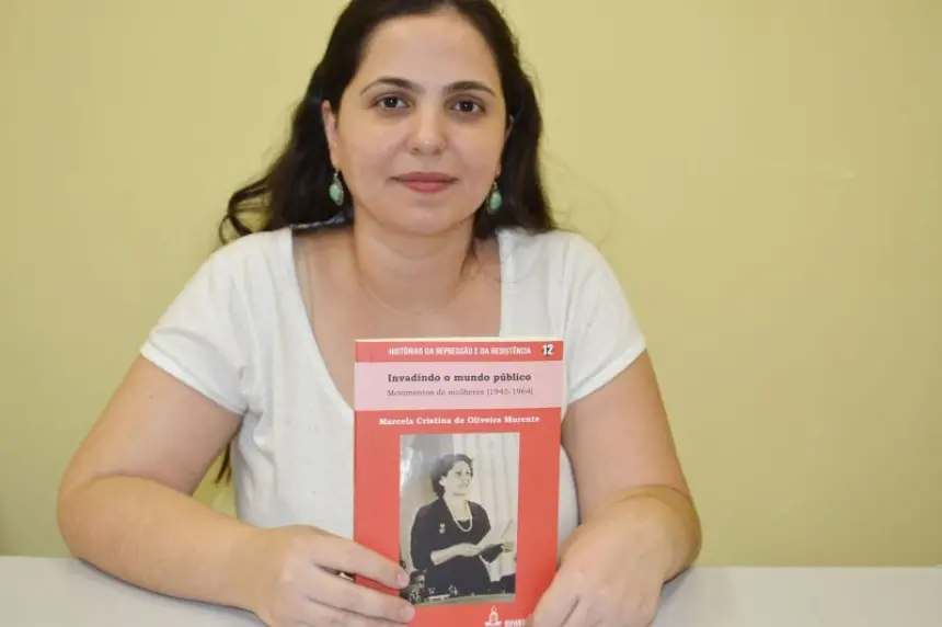 Professora da rede municipal de ensino lança livro sobre a resistência feminina