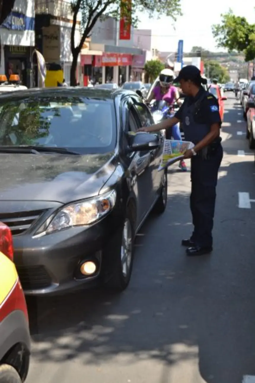 Prefeitura começa a distribuir jornais para conscientização no transito