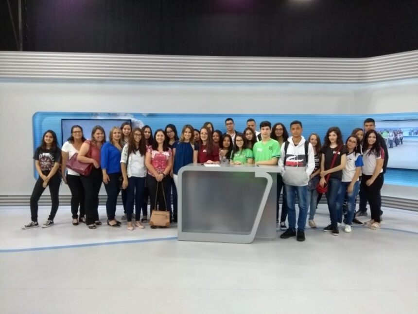 Alunos de Cosmópolis selecionados no projeto EPTV na Escola visitam a emissora
