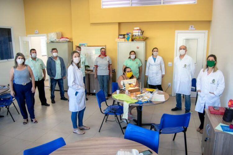 Pacientes do CAPS Nise da Silveira estão produzindo máscaras de proteção facial