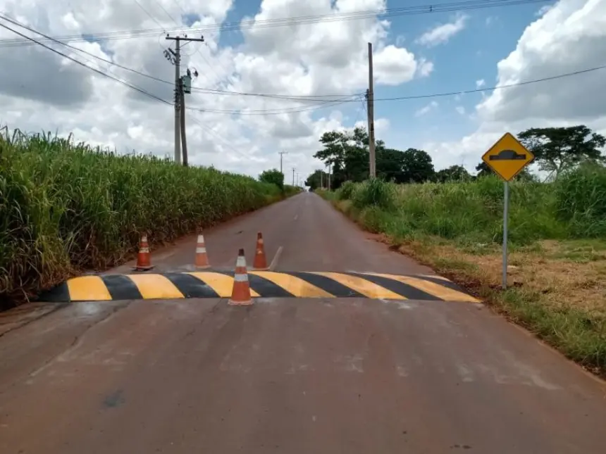 A pedido de moradores, Departamento de Trânsito instala lombadas e placas de sinalização