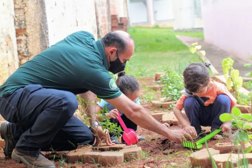 Alunos de 0 à 4 anos participam de plantio da campanha ‘Junho Verde’