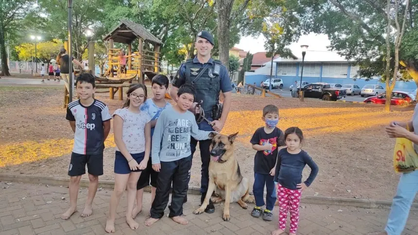 Crianças participam de integração com Canil da Polícia Municipal de Cosmópolis