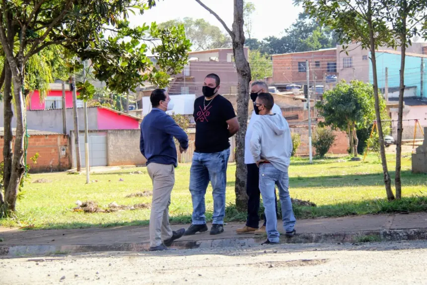 Prefeito Junior Felisbino visita bairro Parque Ester para analisar as demandas da população