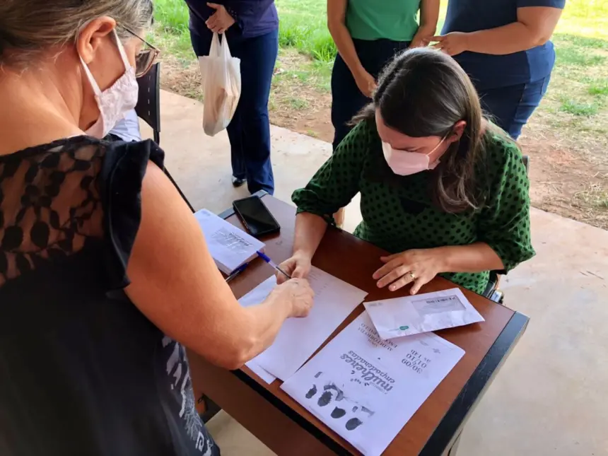 Famílias vulneráveis recebem cartão alimentação no valor de R$ 100,00