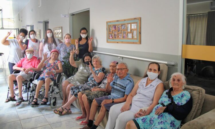 Moradores do Lar dos Idosos Irmã Rosália recebem dose adicional da vacina contra a COVID-19