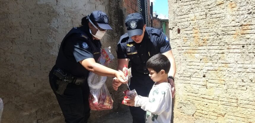 Policiais Municipais realizam ação social no dia das crianças