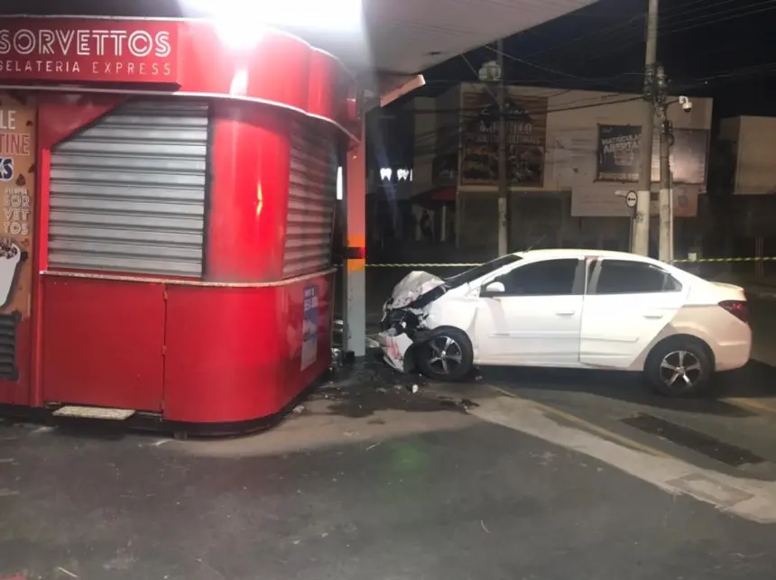 Indivíduos roubam carro e batem em quiosque de sorvete durante fuga