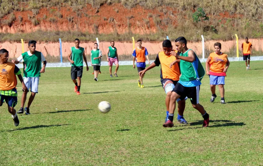 Esportes retoma aulas gratuitas de futebol de campo