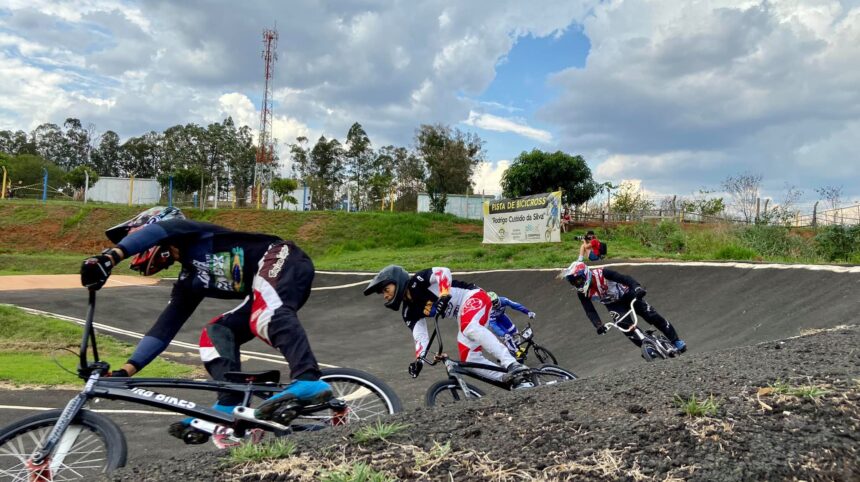 Treinos para a 3ª etapa do Campeonato Paulista de Bicicross ocorre no Ginásio Municipal de Esportes