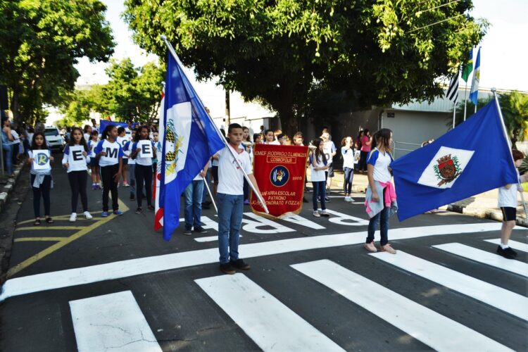 Tradicional Desfile Cívico comemora os 77 anos der Cosmópolis