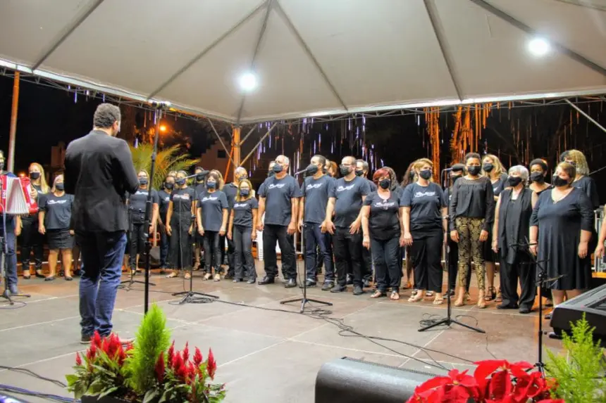 Coral Municipal e Camerata realizam abertura do Natal Mágico de Holambra