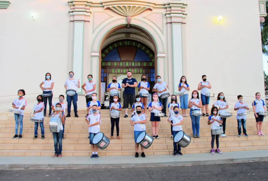 Fanfarra das Escolas Municipais realiza desfile no Centro de Cosmópolis