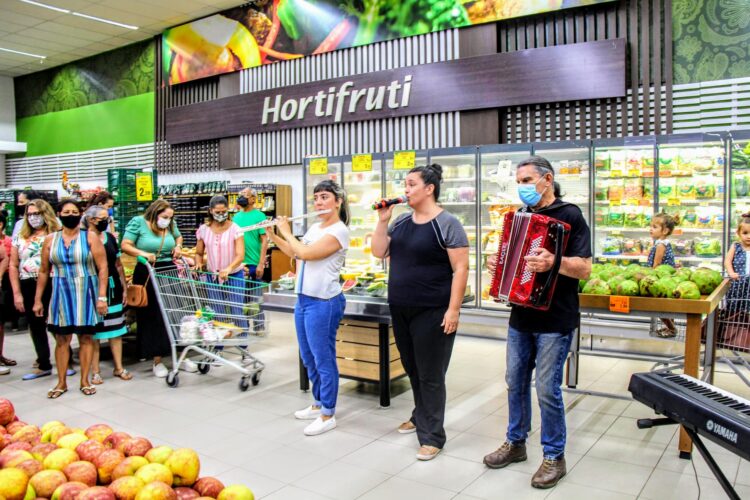 Villa-Musical realiza flash mob em supermercado
