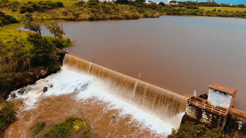 Represa atinge capacidade máxima, mas população deve continuar economizando