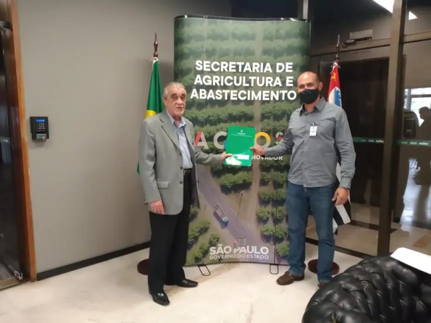 Cosmópolis assina convênio para aquisição de caminhonete