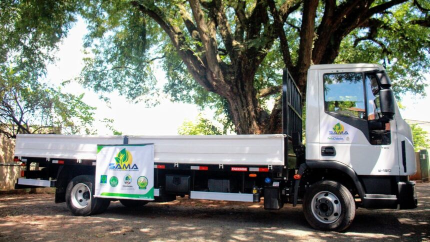 SAMA recebe caminhão com carroceria aberta para coleta de recicláveis