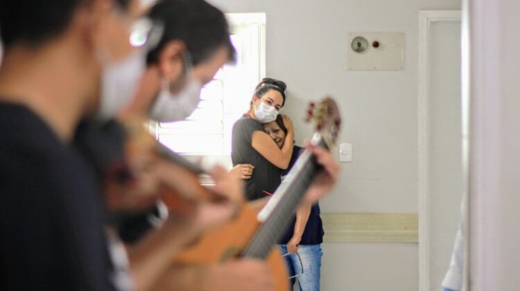 Villa Musical realiza apresentação de música na Santa Casa de Misericórdia de Cosmópolis