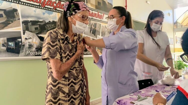 Moradores do Lar dos Idosos Irmãs Rosália recebem doses adicionais da vacina contra a COVID-19