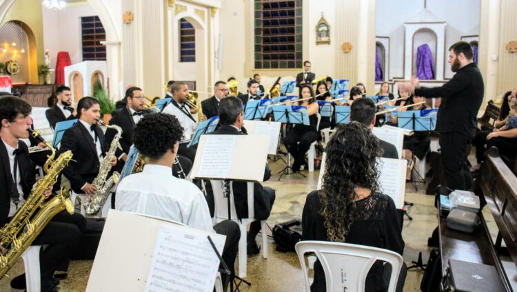 Banda Municipal realiza concerto dentro da Igreja Matriz de Santa Gertrudes