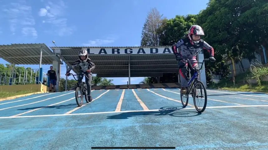 Aulas de bicicross acontecem de segunda a sexta-feira na pista “Rodrigo Custódio da Silva”