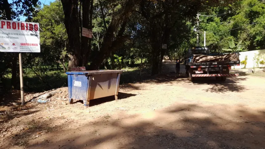 SAMA realiza a instalação de placa sobre descarte, multa e educação ambiental