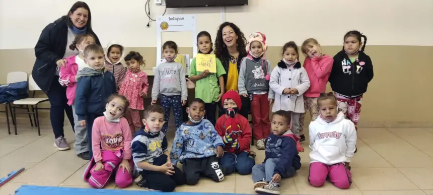 Escritora cosmopolense lança livro e faz contação para alunos em Cosmópolis