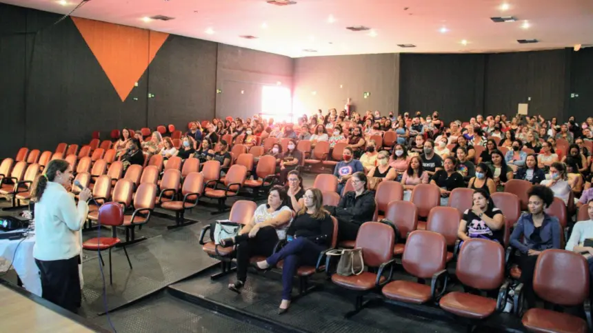 Educadoras, pajens e cuidadoras da Educação Especial participam de palestra