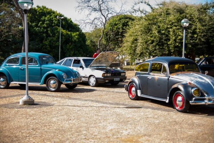 3ª edição dos ‘Amigos do Carro Antigo’ reúne mais de 100 veículos