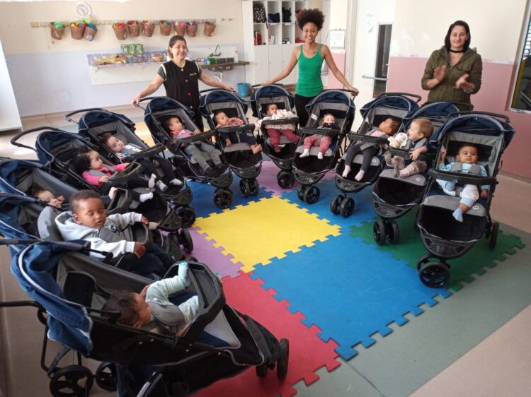 Educação entrega novos carrinhos de bebês para unidades escolares da educação infantil