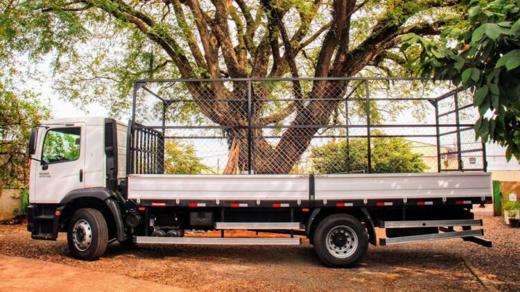 Cosmópolis recebe novo caminhão para coleta seletiva