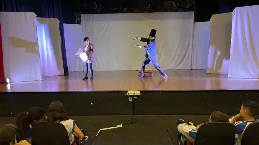 Cultura e Educação promovem tarde de teatro para alunos em alusão a semana da criança