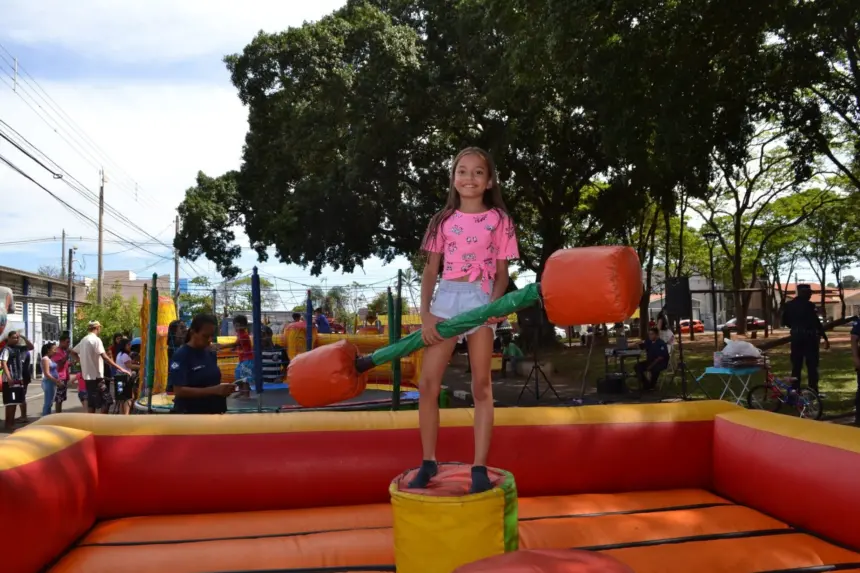 Brincando na Praça com os anjos da Guarda