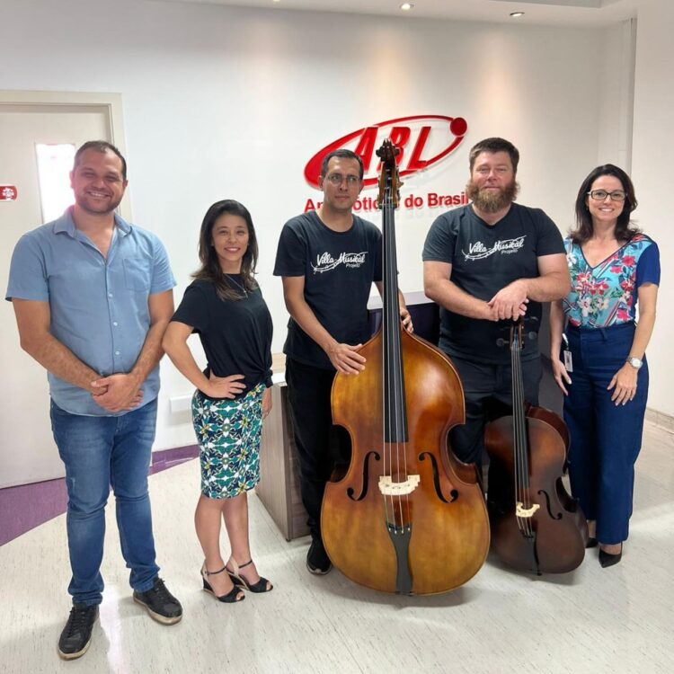 Cosmópolis recebe doação da ABL de instrumentos musicais