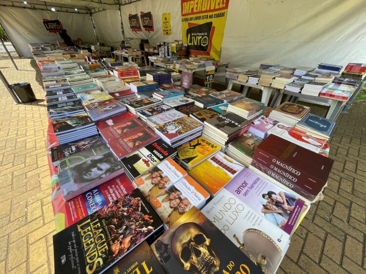 Feira Popular do Livro’ na Praça do Rodrigo