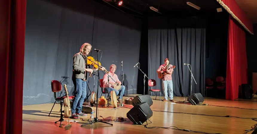 Trio Zaravi realizou audição na ‘Escola Paulo Freire’