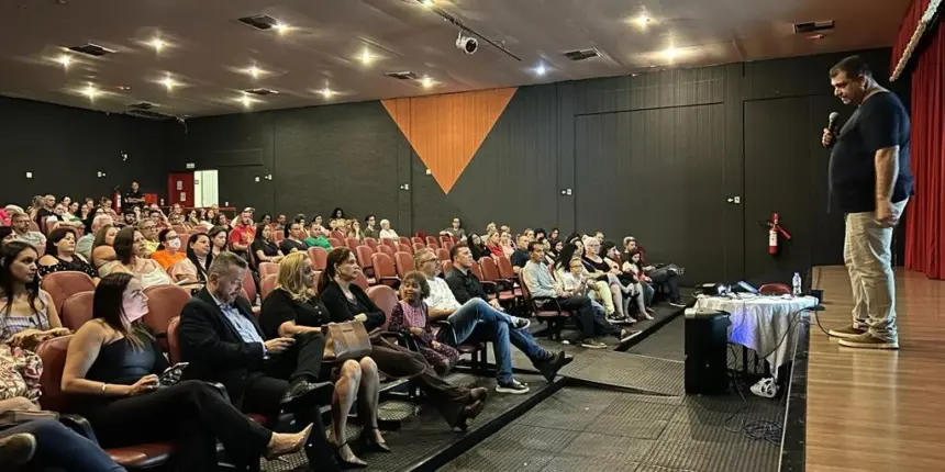 Palestra motivacional arrecada brinquedos para o Natal