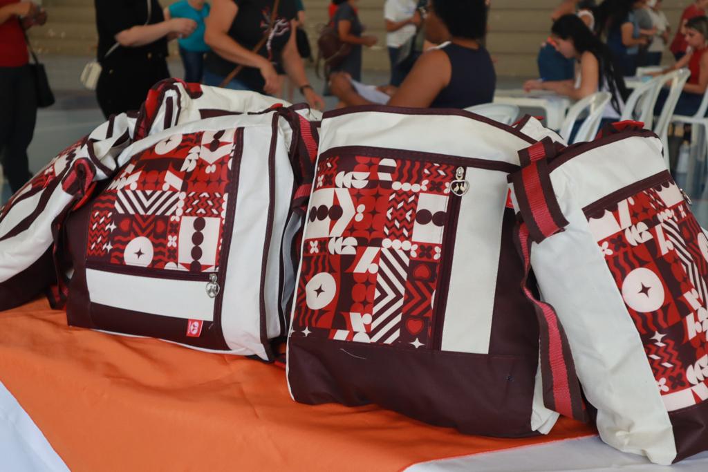 Servidores públicos recebem kit especial para ceia de Natal – Prefeitura  Municipal de Cosmópolis