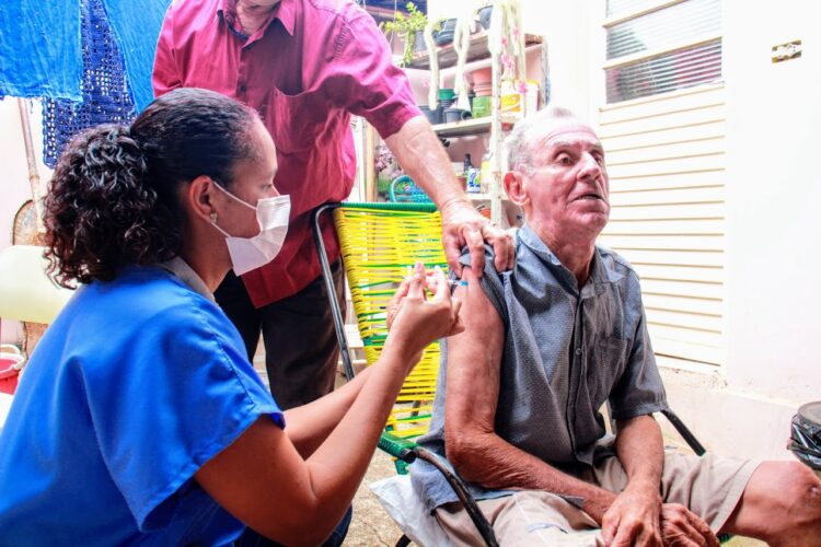 Pacientes acamados recebem vacinações domiciliares