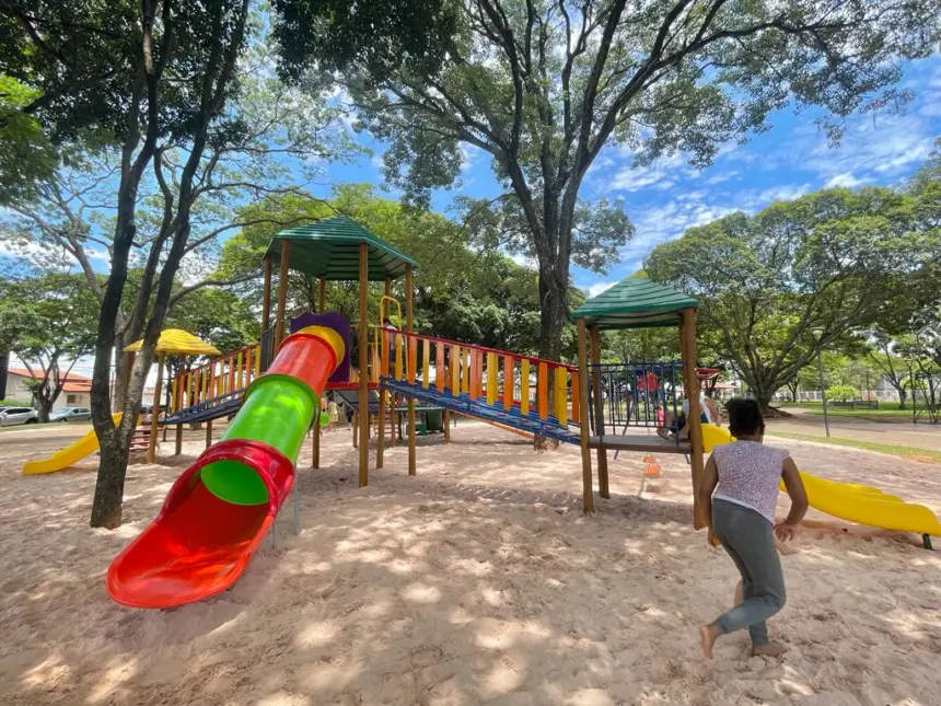 Praça do Rodrigo recebe novos brinquedos recreativos